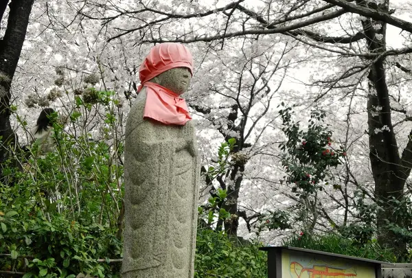 地蔵様の背景も桜