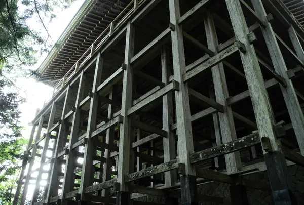 問題は奥の院