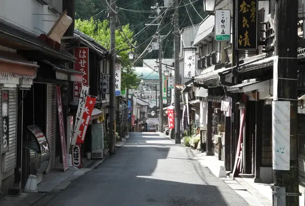 道の両側にお店がズラリ
