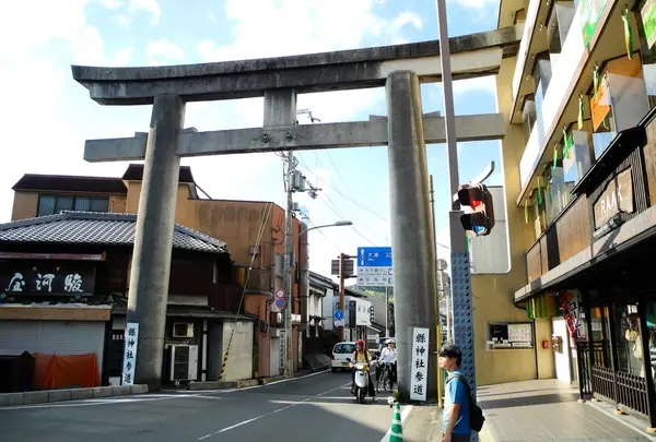 何故に神社の鳥居が？