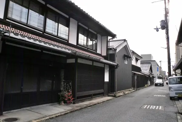 飾り気がない古い町