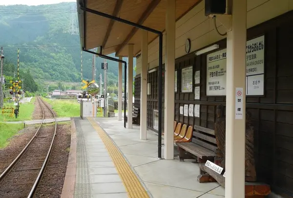 温泉のすぐ横に駅ホーム