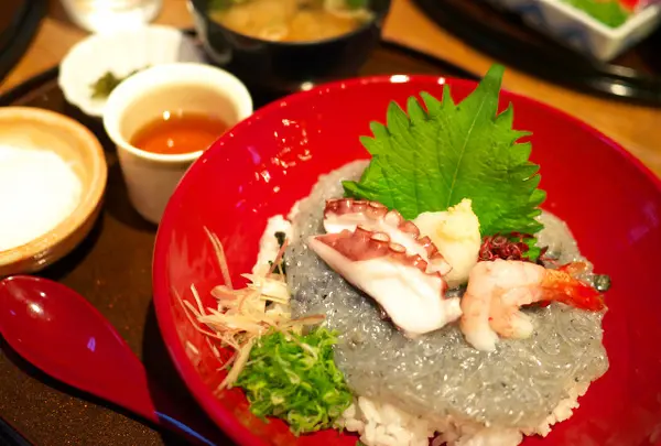生しらす丼