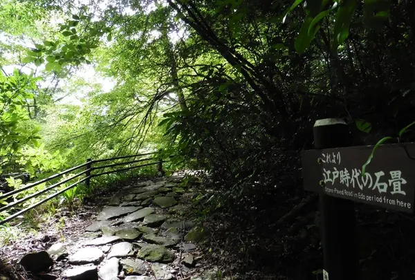 石畳の道へ