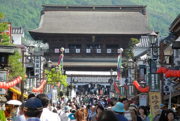 仲見世は既に身動き取れない