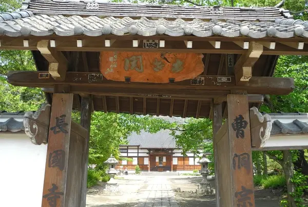 山門の屋根が傾いているのです