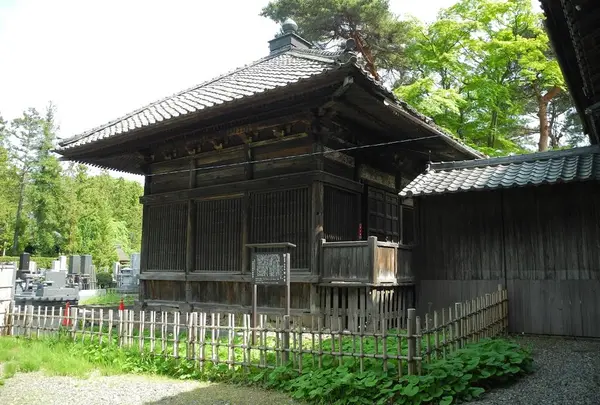 本堂裏には開山堂