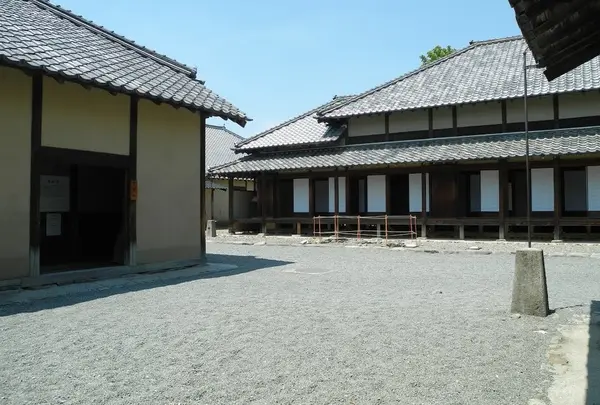 学校敷地内に各建物が点在