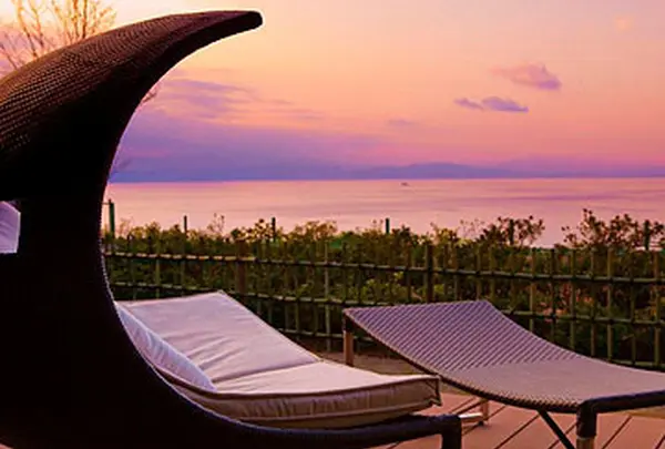 部屋によりテラスのイスやお風呂の形も違います