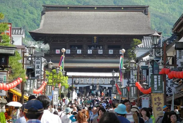 参道正面には山門がどーん