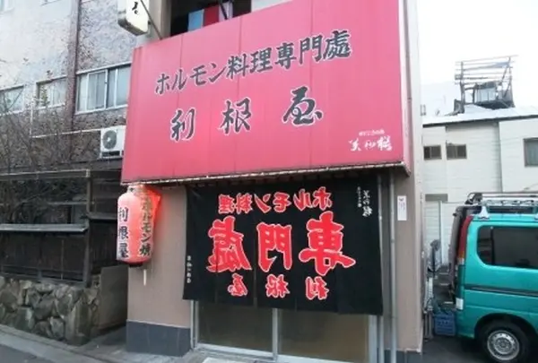 紅いテントが目印！