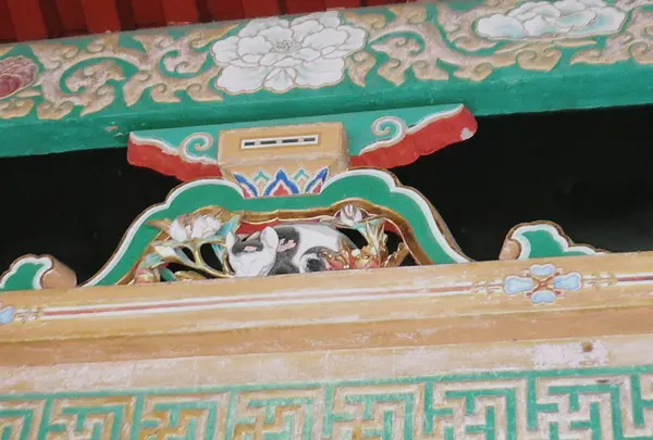 眠り猫の彫刻