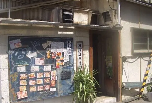 昔ながらの看板の他にも