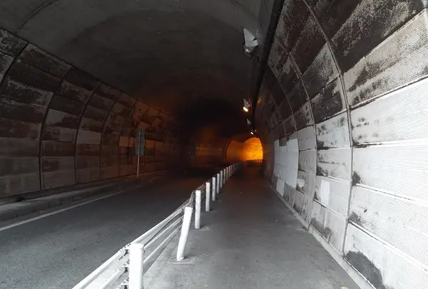 トンネル内突入