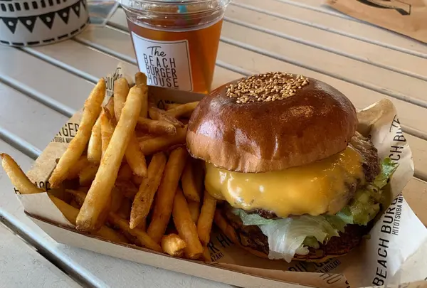 The BEACH BURGER HOUSEのハンバーガーとポテト