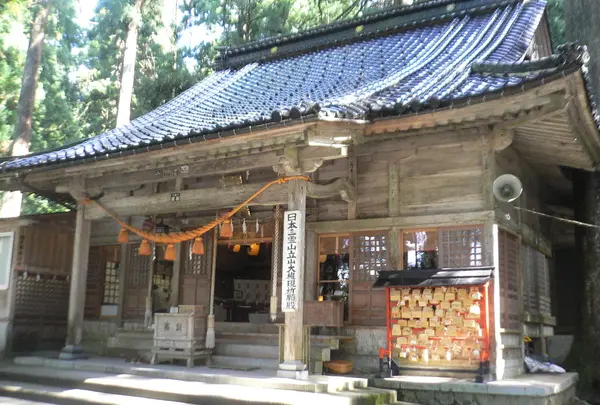 お寺のような祈願殿（拝殿）