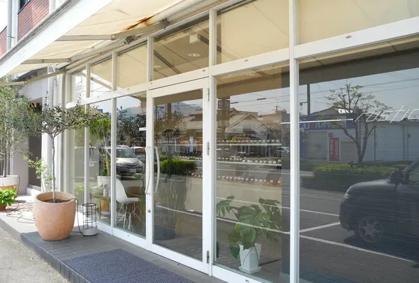 駐車場も店内も狭め