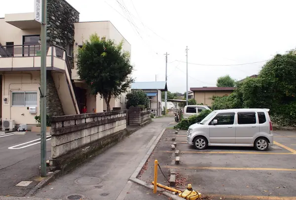 細い路地の先に