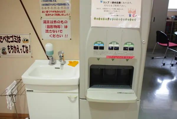 お茶のセルフサービスあり