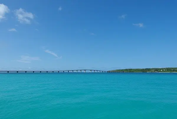 前浜ビーチと来間大橋の中間ぐらいにある港。