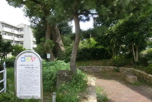 小栗判官の笠かけ松と照手姫の腰かけ石
