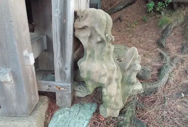 風化した狛犬