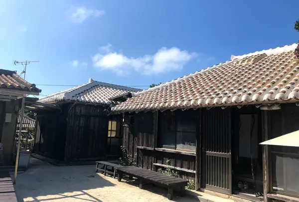 やっぱり、民宿ならここかな・・・。ホテルなら、やど家　たけのこ、リゾートホテルなら、奮発して、星のや　竹富島(お気に入りはガジョーニ)