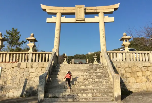 巨大な鳥居の先には。。。
