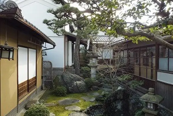 路地を通ってお茶室へ