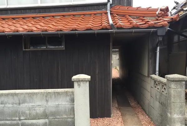 隠れ家のような入口