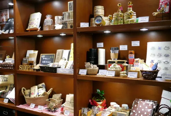 グッズやお土産屋さんなど