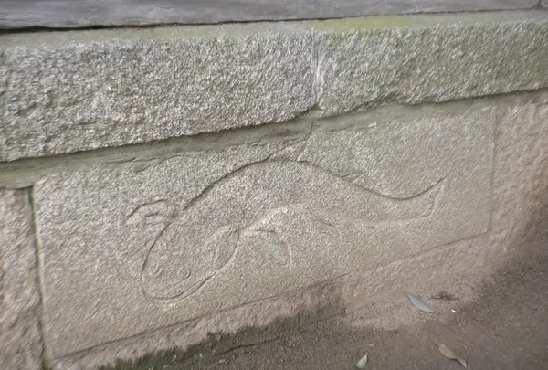 ナマズのレリーフ