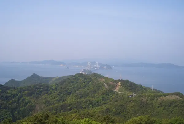 鳴門海峡では渦潮。そして、その奥には、四国。