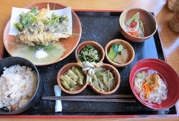 山菜料理と薬草風呂「若いぶき」