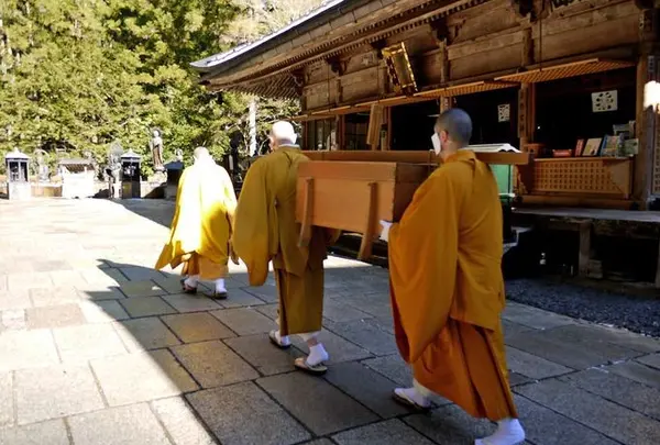 お大師さまにお食事を届けてます「生身具」