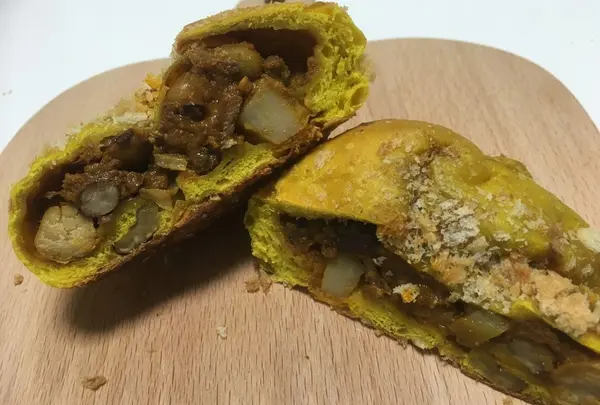 【お豆とれんこんのカレーパン】214円