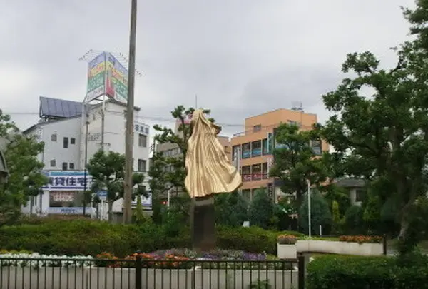 衣被きの碑