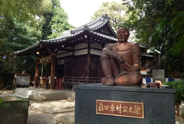 休息する信繁公の像