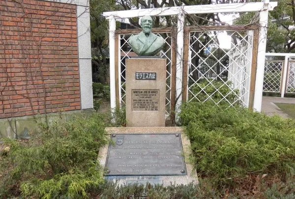 花と彫刻の道 Ｗ・Ｊモラエス翁像