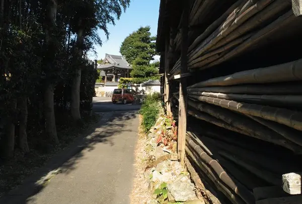 再び路地に突入します