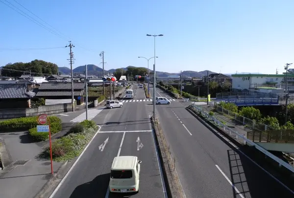 道路の向こうは鵜沼です