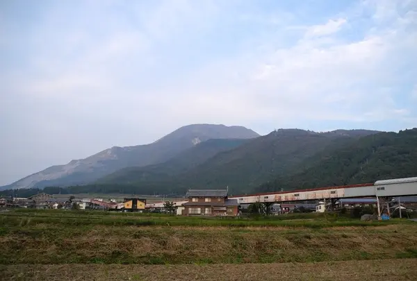 古い工場と伊吹山