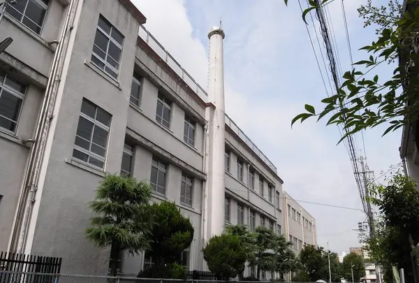 煙突がある学校