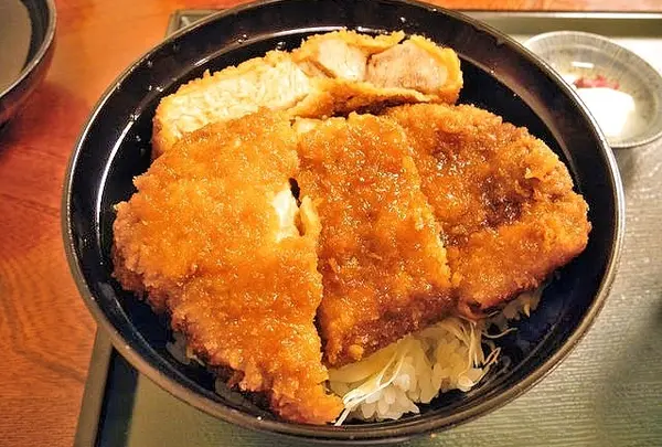 青い塔のソースカツ丼が旨いぞ