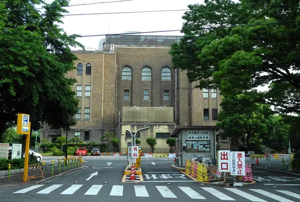 駐車場はこちらへ