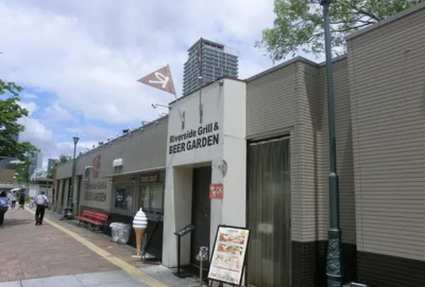 R RIVERSIDE GRILL & BEER GARDEN