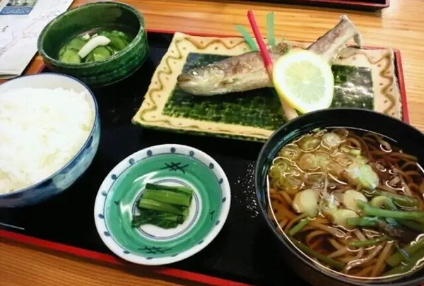 上高地食堂で蕎麦とコンサートを楽しむ。