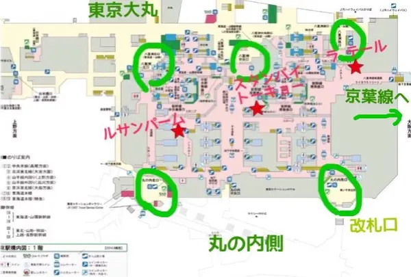 網の目のような１階通路を行く