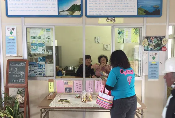 渡名喜港でおみやげ