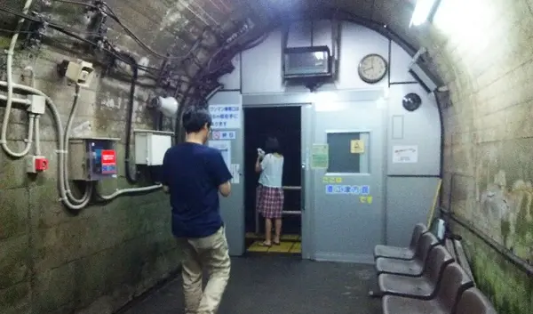 駅にある扉とは思えない頑丈な扉が